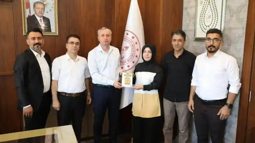 OKUL YÖNETİCİLERİ ÇIKARDIKLARI KİTABI MİLLİ EĞİTİM MÜDÜRÜ KÖKREK'E HEDİYE ETTİ