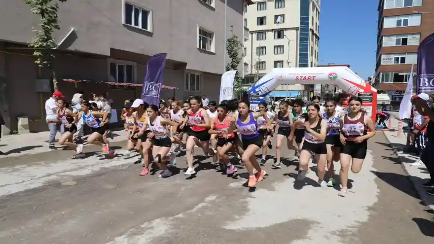 Doğubayazıt'ta 3.İshak Paşa Sarayı Dağ Koşusu başladı