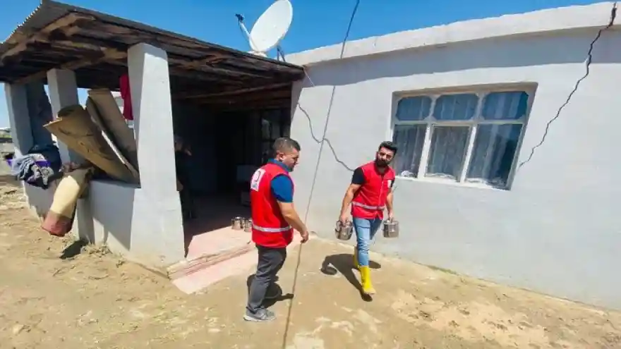 Ağrı Kızılay Doğubayazıt'ta yemek  ve yardım malzemesi dağıtıyor