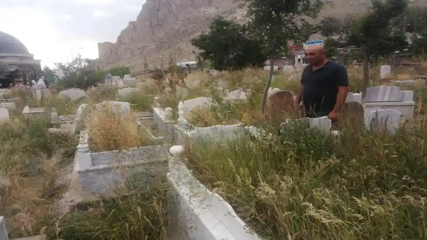 Ehmed-e Xani Türbesi yanındaki Mezarlık bakımsız