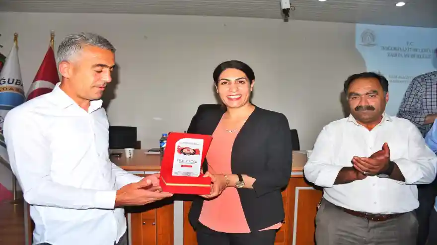 Mahalle Muhtarlarından Başkan Acar'a Plaket