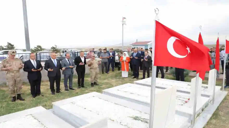 Ağrı Valisi Mustafa Koç, şehitlik ziyareti ile görevine başladı