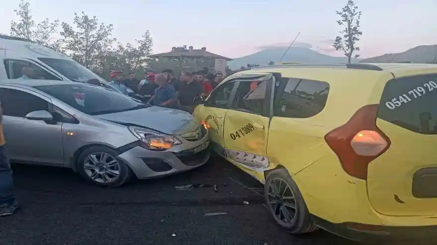 Doğubayazıt'ta iki araç çarpıştı: 2 yaralı