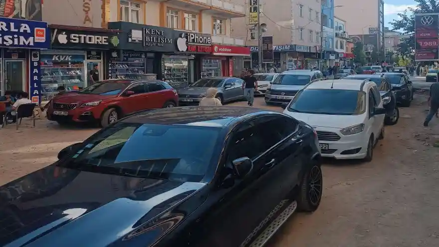 Yenilenen İnegöl Caddesi Otoparka döndü