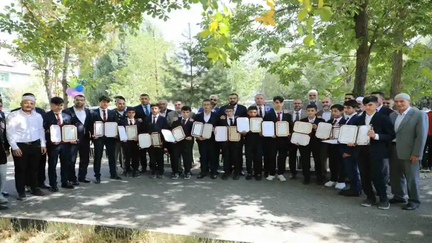 Yeni hafızlara mezuniyet programı