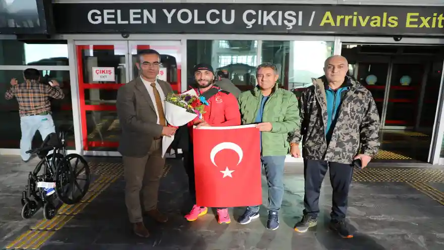 Milli Sporcu Muhammed Ali Bulgay Çiçeklerle Karşılandı