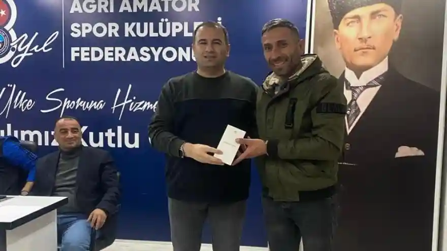 Ağrı'da Lisans parasını bulamayan kulüp yöneticisi cep telefonunu sattı