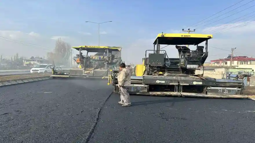 Sıcak asfalt çalışması devam ediyor