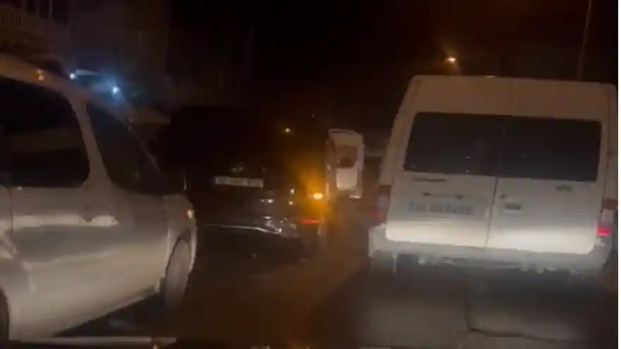 Kurtuluş İlköğretim Okulu Önündeki Trafik Karmaşası
