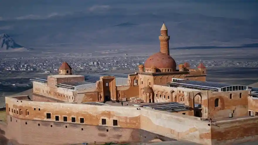 Doğubayazıt'lı Esnafın Gözündeki Detay; "Turistler Şehri Keşfetmeden Ayrılıyor"