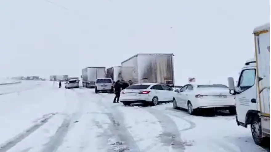 İpek Yolu geçidinde kar nedeniyle mahsur kalan araçlar