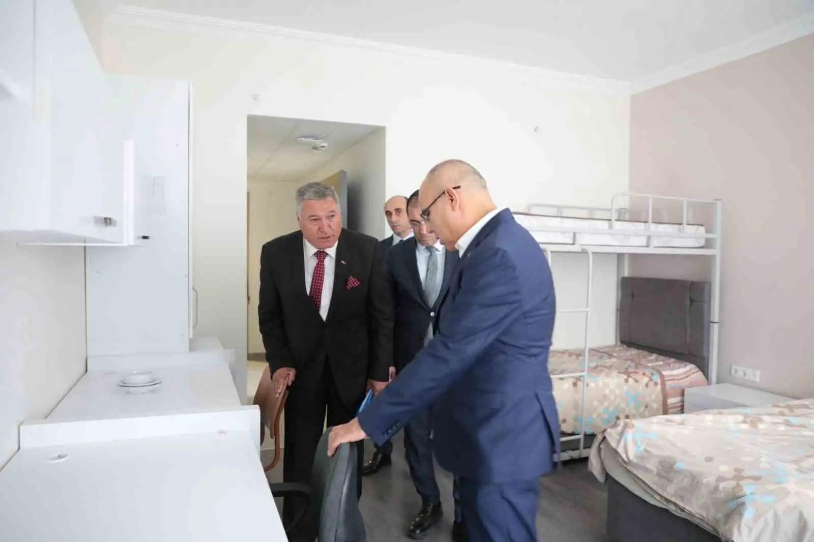 Vali Koç, KYK yurtlarında incelemede bulundu 