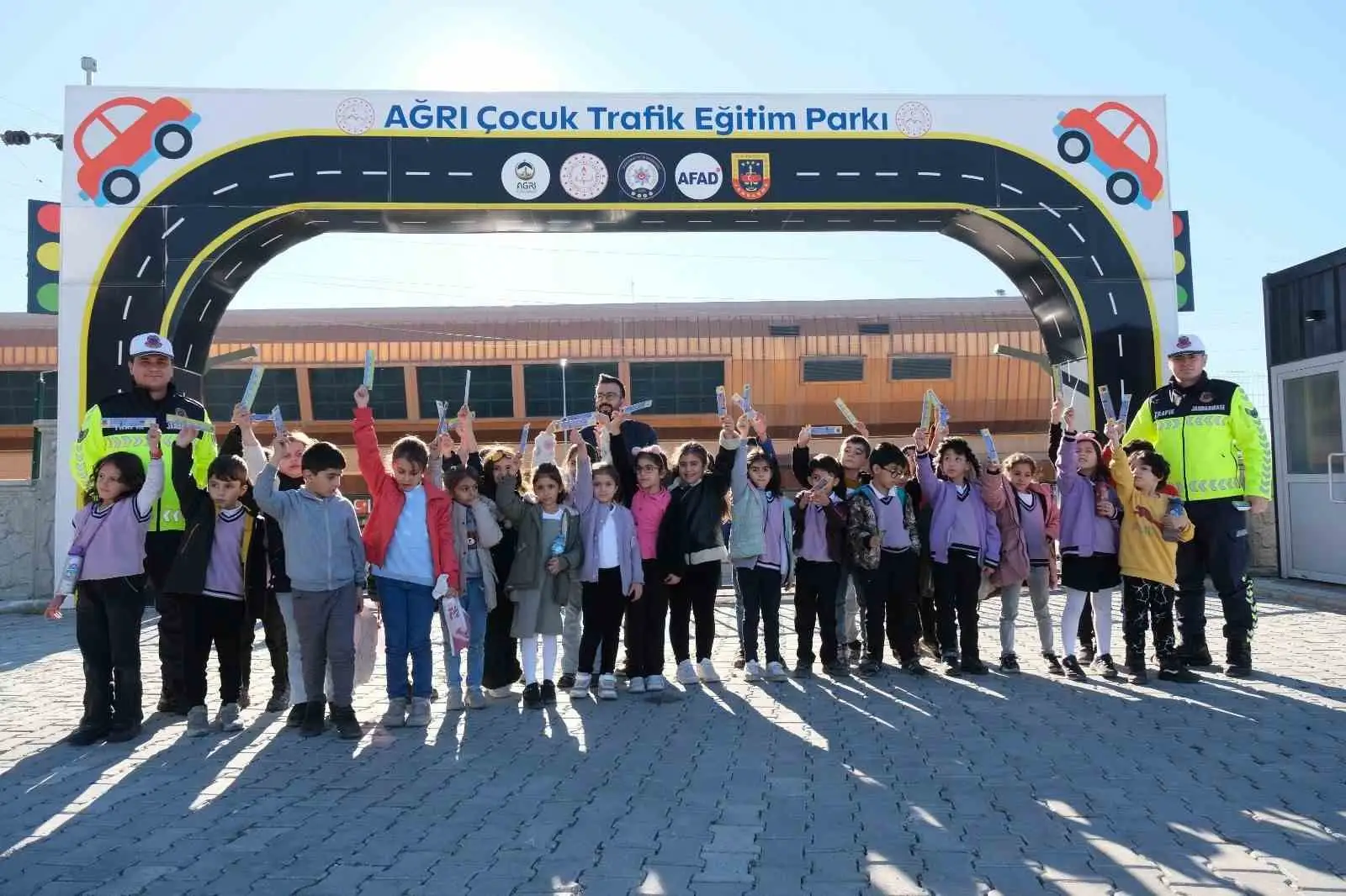 Ağrı’da çocuklar trafik kurallarını eğlenerek öğreniyor 