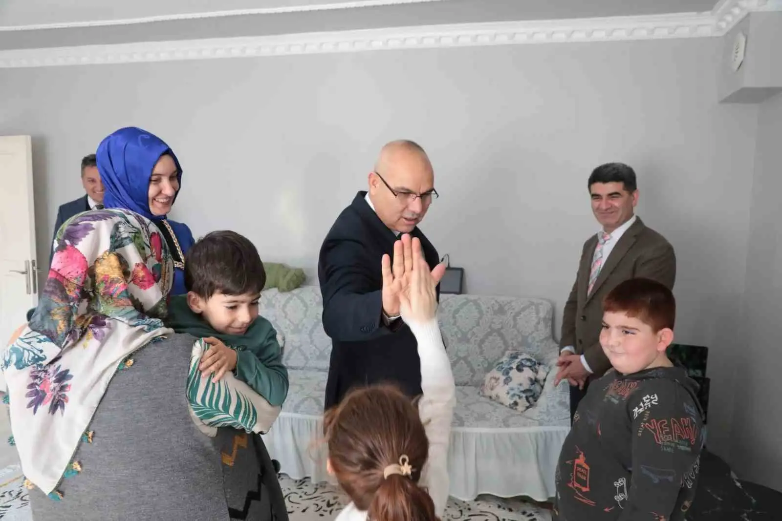 Ağrı Valisi Koç, özel gereksinimli çocuğu ziyaret etti 