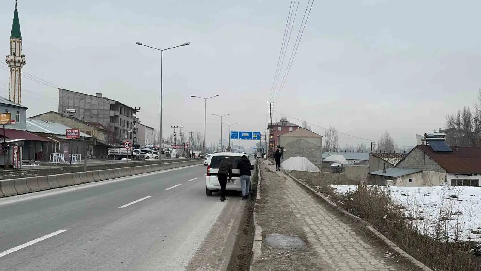 Ağrı’da dondurucu soğuklar nedeniyle Murat Nehri buz tuttu 