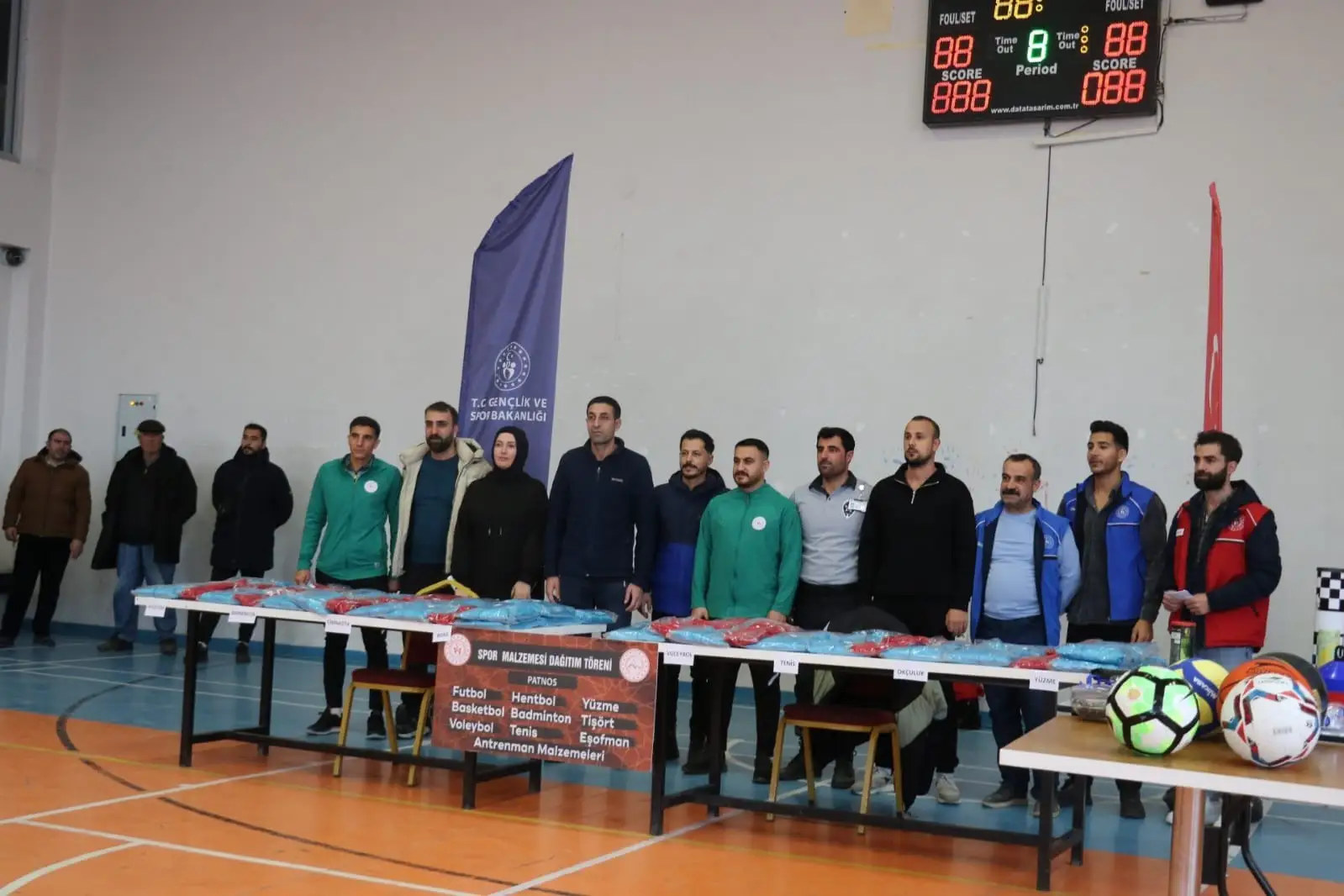 Gençlere spor malzemesi hediye edildi 