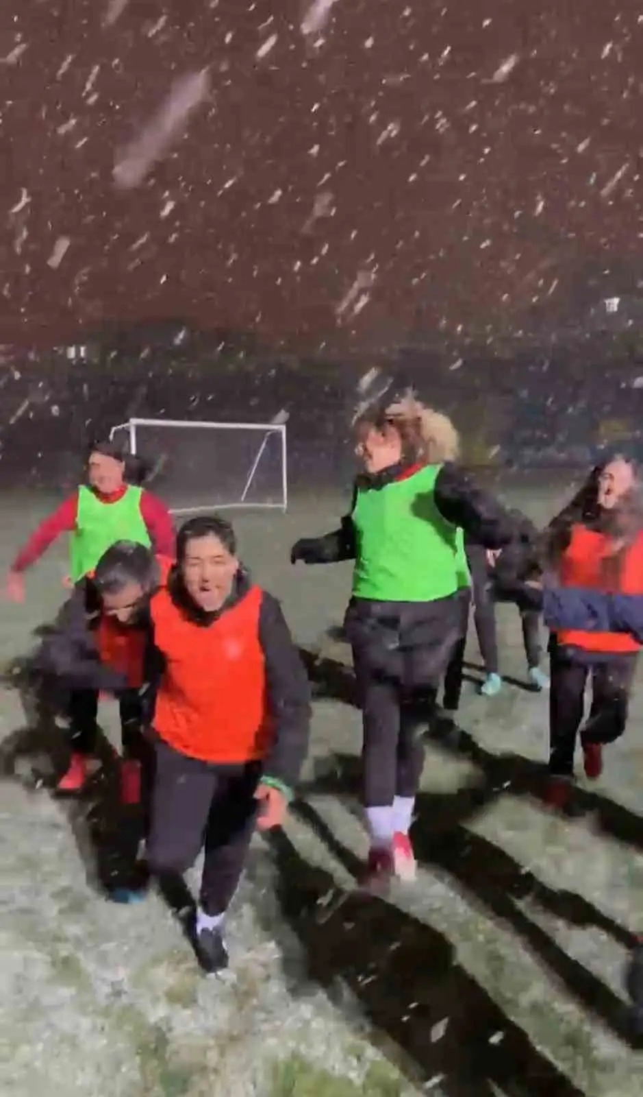 Ağrı Kadın Futbol Takımı, kar yağışı altında antrenmanlarını sürdürüyor 