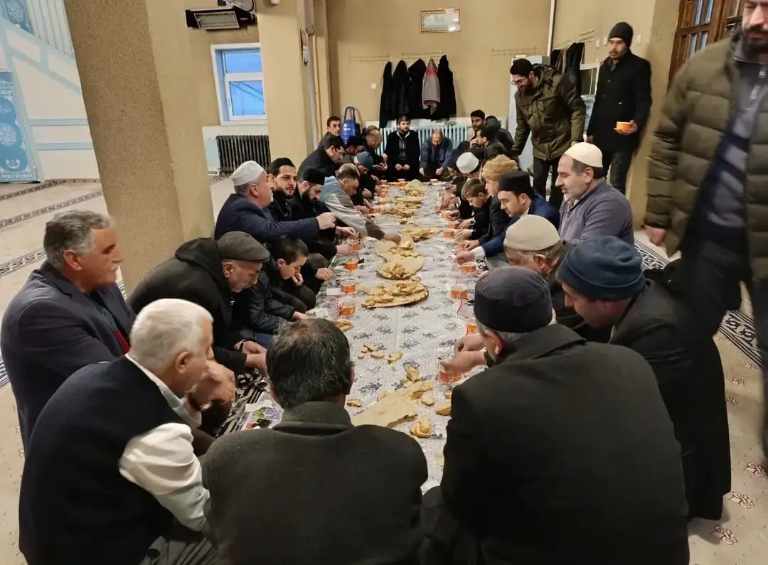 Sabah namazında vatandaşlara halise ikram edildi 