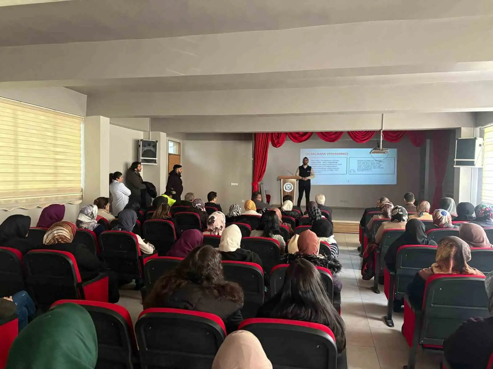 Ağrı’da siber suçlara karşı farkındalık eğitimi verildi 