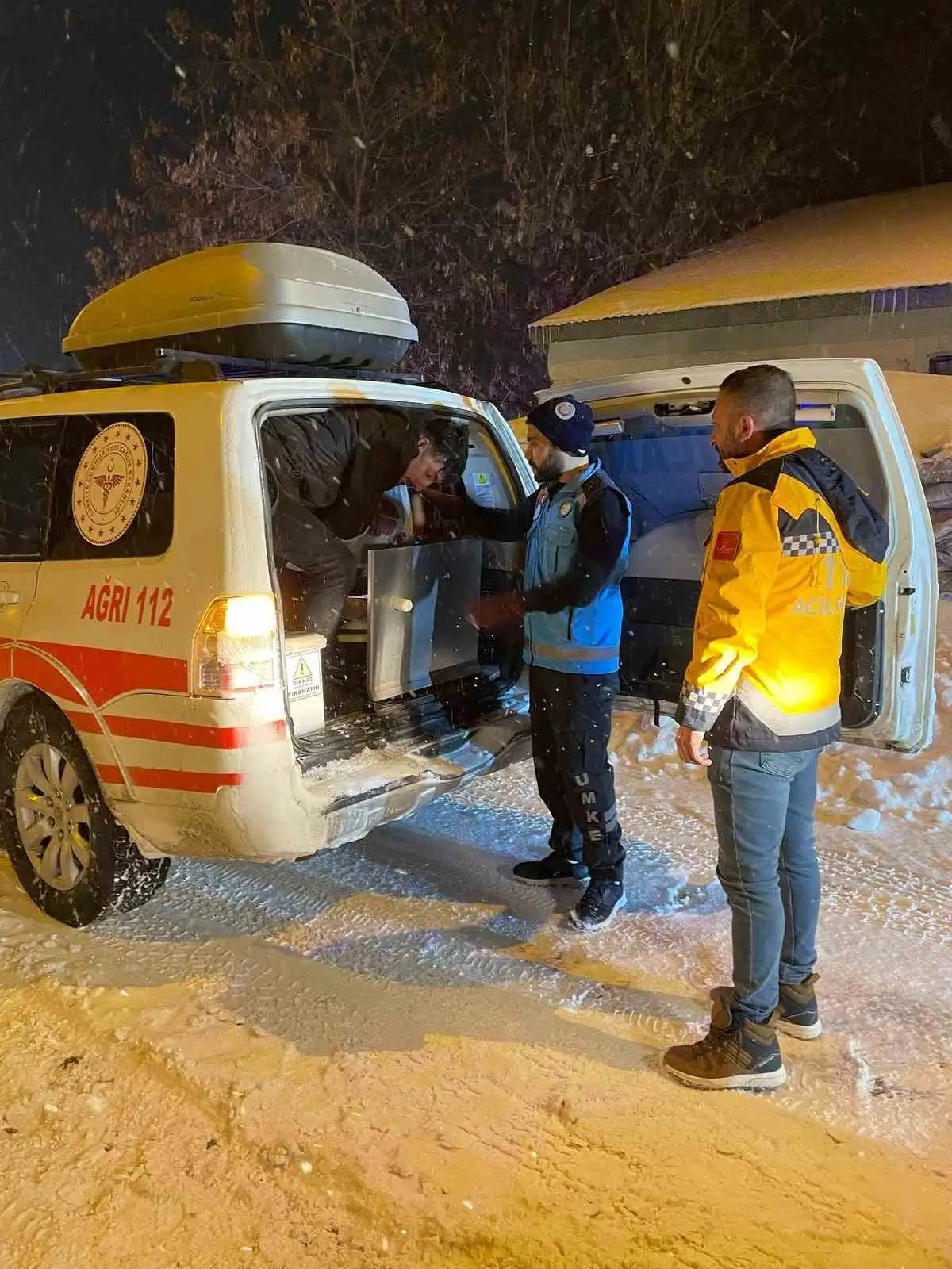 Karda mahsur kalan hastalara paletli ambulansla ulaştılar 