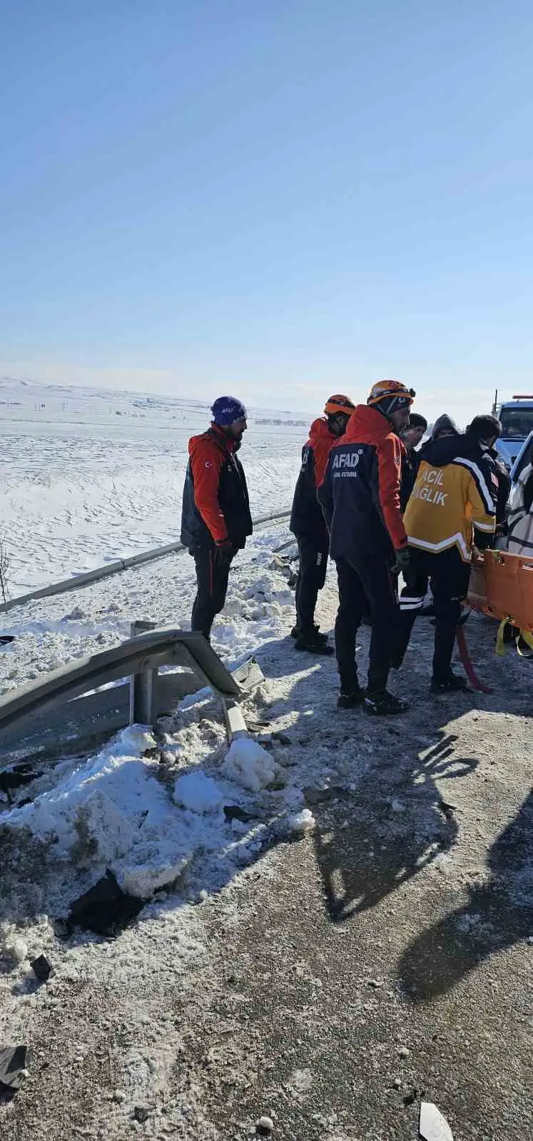 Ağrı’da şarampole yuvarlanan araçtaki 2 kişi AFAD tarafından kurtarıldı 