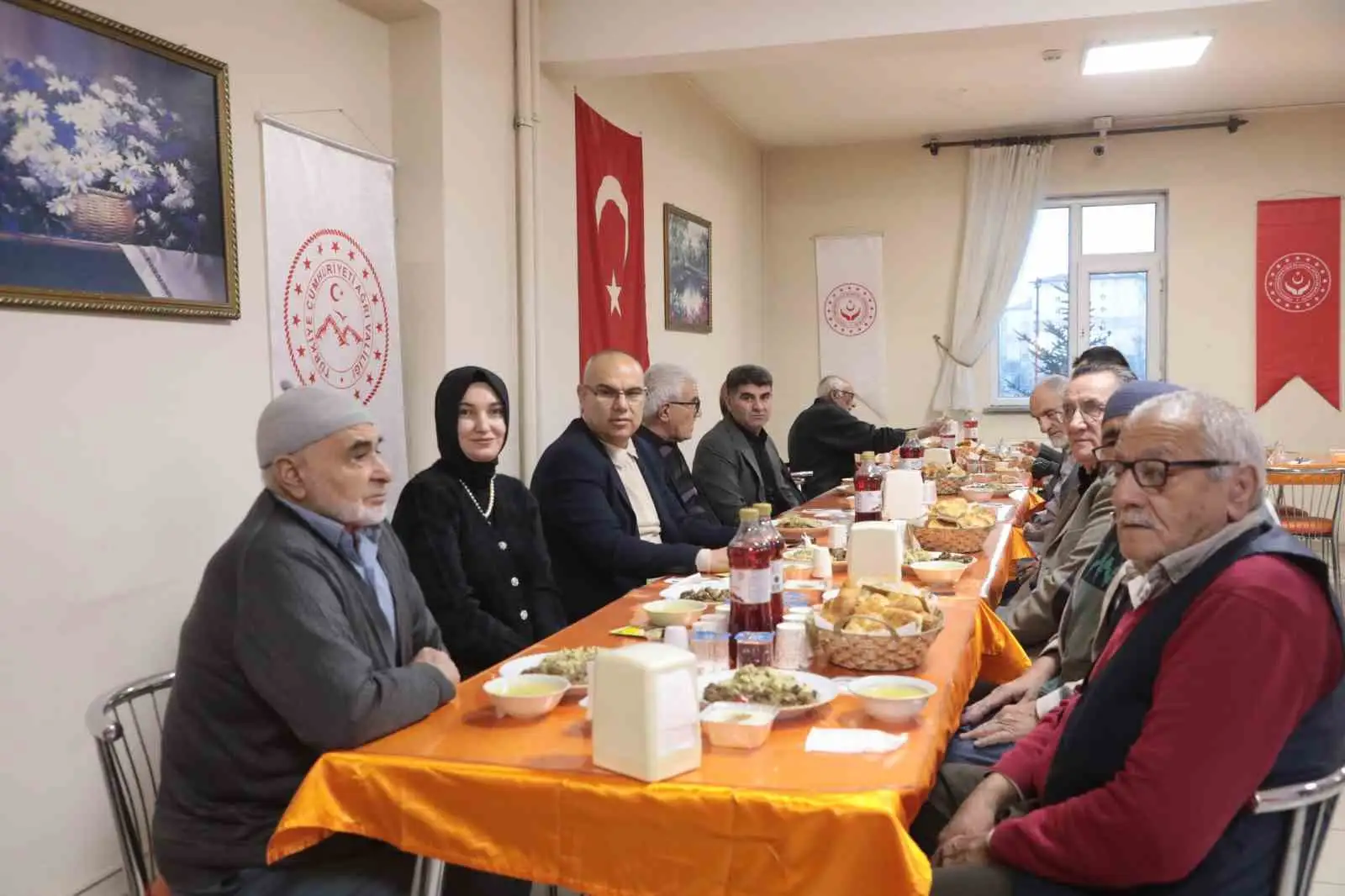 Ağrı Valisi Mustafa Koç, huzurevi sakinleriyle iftarda buluştu 