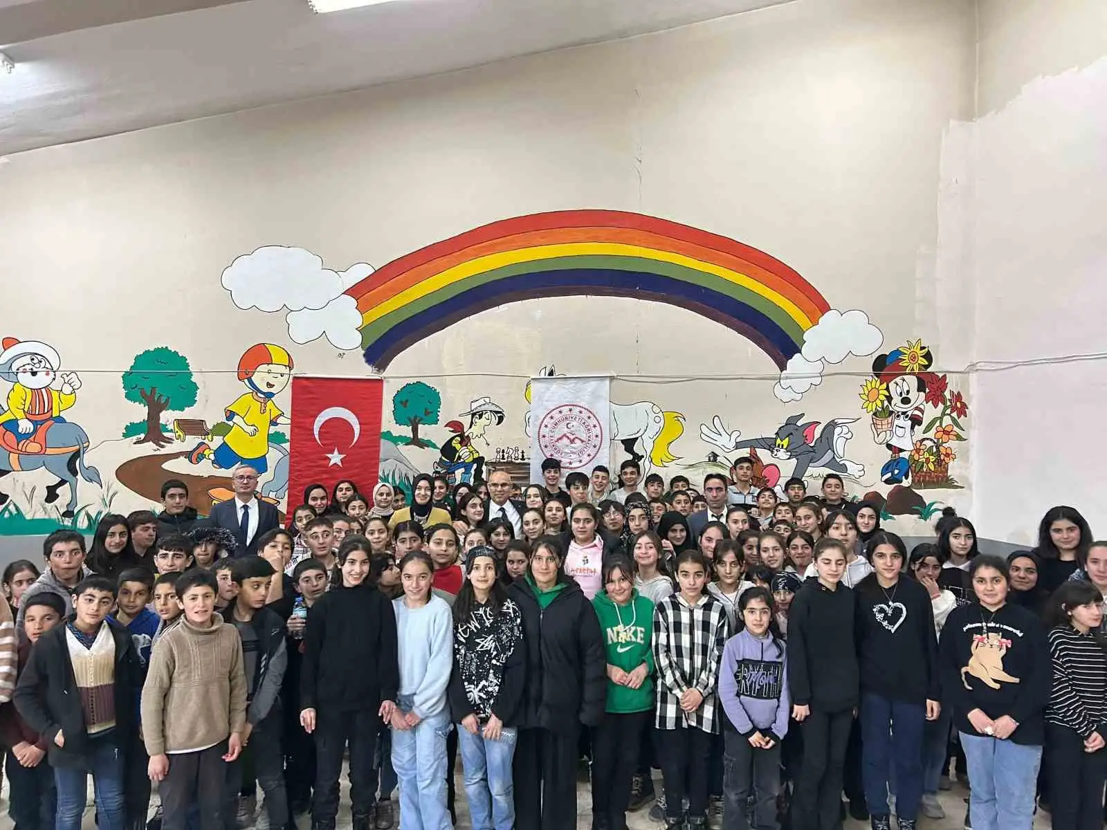 Ağrı Valisi Koç, Ozanlar YBO pansiyonundaki öğrencilerle iftarda bir araya geldi 