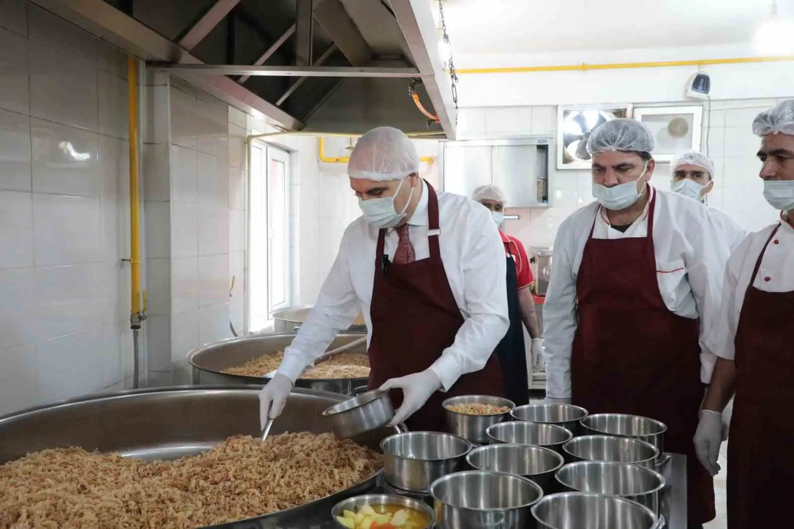 Ağrı’da Ramazan’da 3 bin 200 kişiye sıcak yemek ulaştırılıyor 