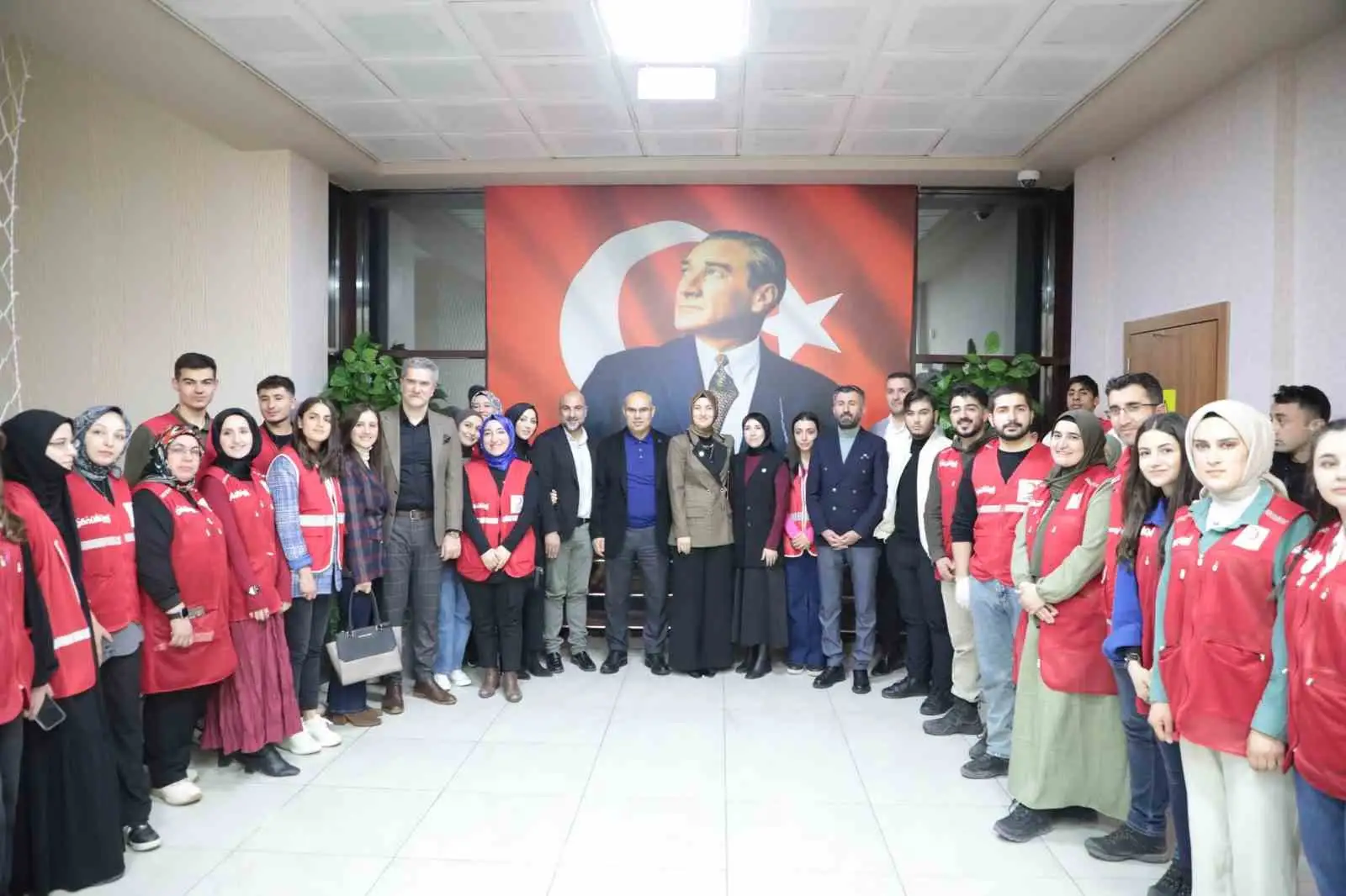 Ağrı Valisi Mustafa Koç, yetim çocuklarla iftar programında bir araya geldi 
