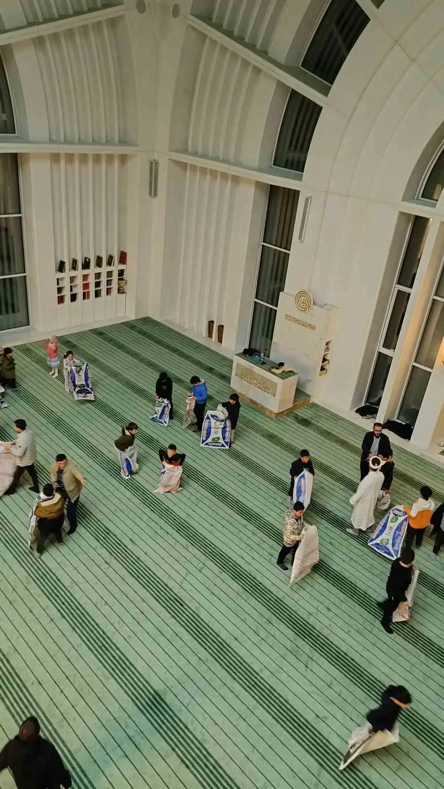Camideki çocukların imam ile oyunu yürekleri ısıttı 