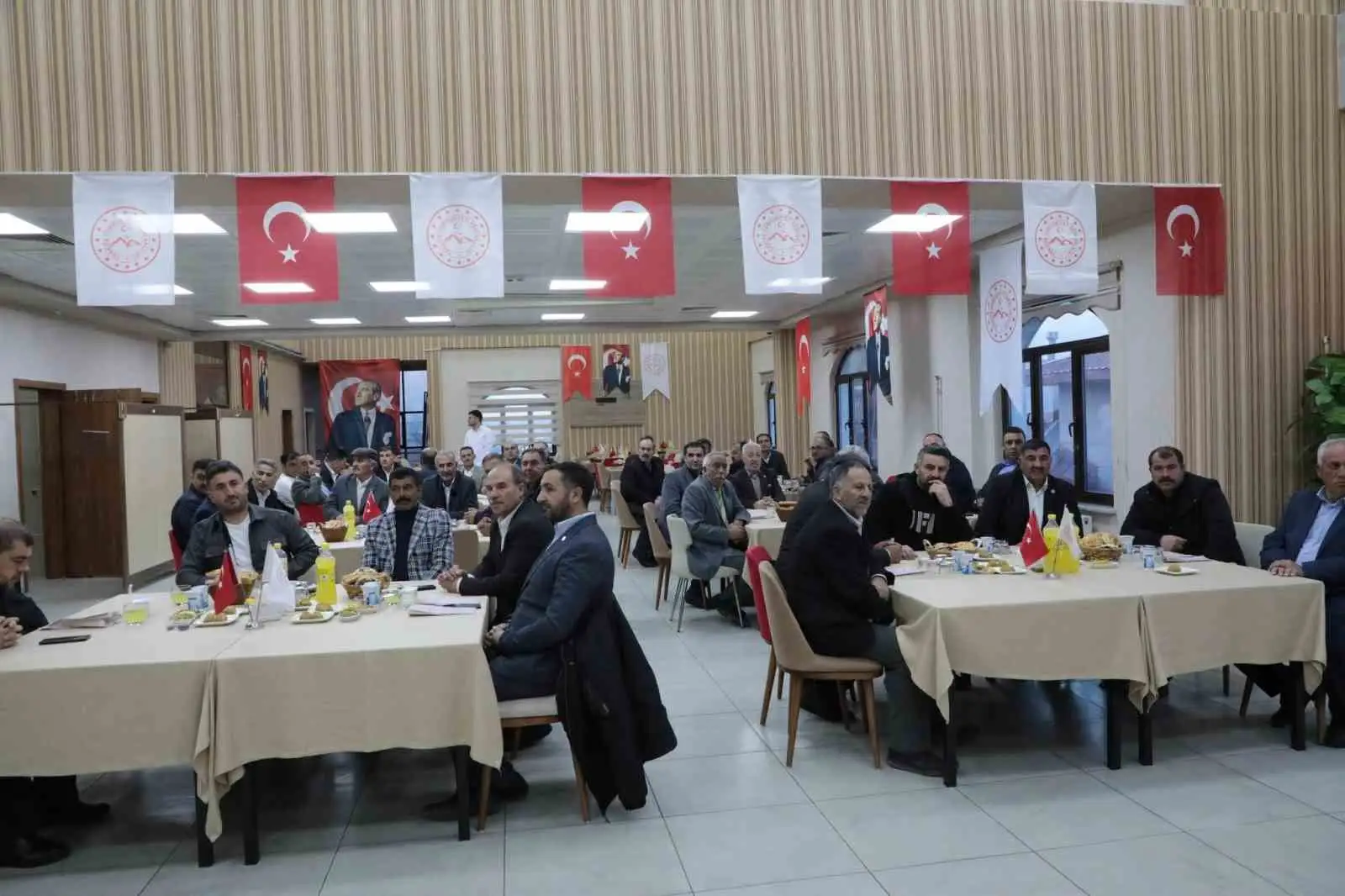 Vali Koç, muhtarlarla iftar sofrasında bir araya geldi 