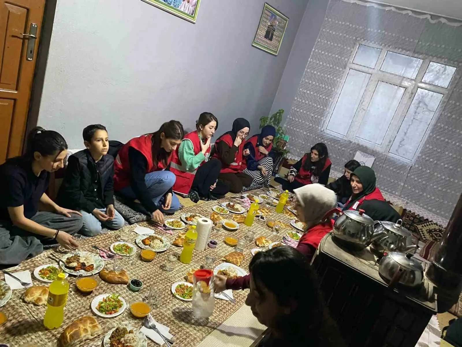 Ağrı’da Kızılay gönüllülerinden yetim ve ihtiyaç sahibi ailelerle iftar buluşması 
