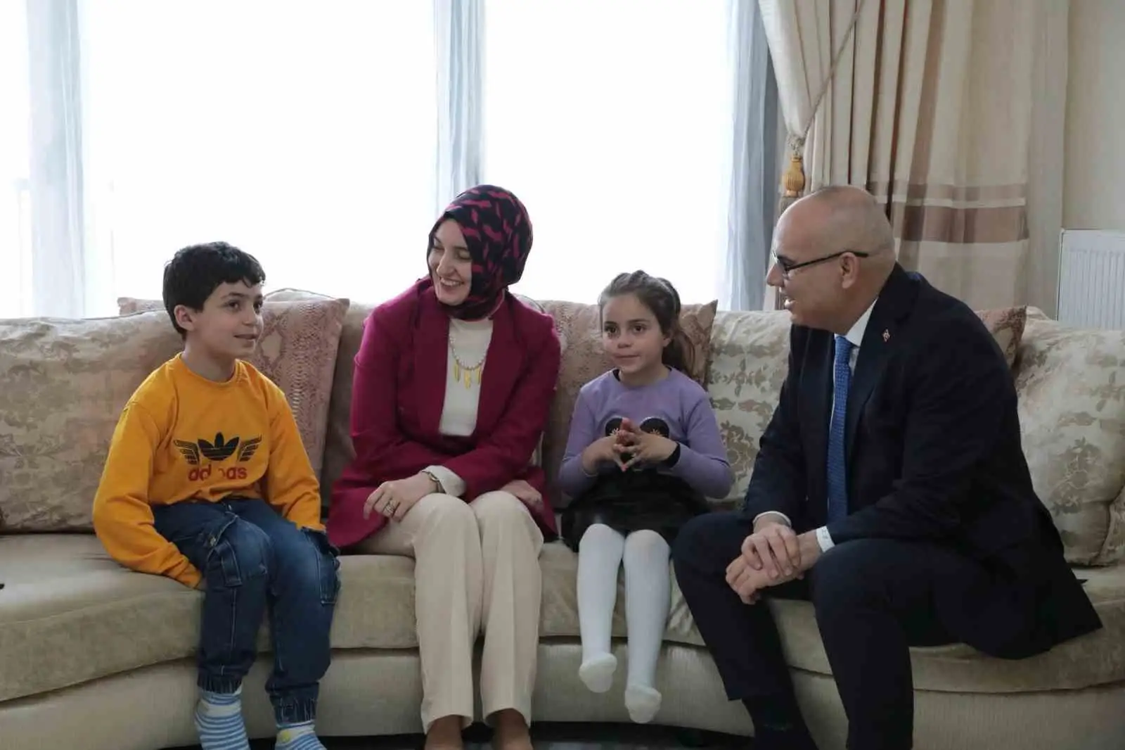 Ağrı Valisi Koç, epilepsi hastası Selçuk Eymen’i evinde ziyaret etti 