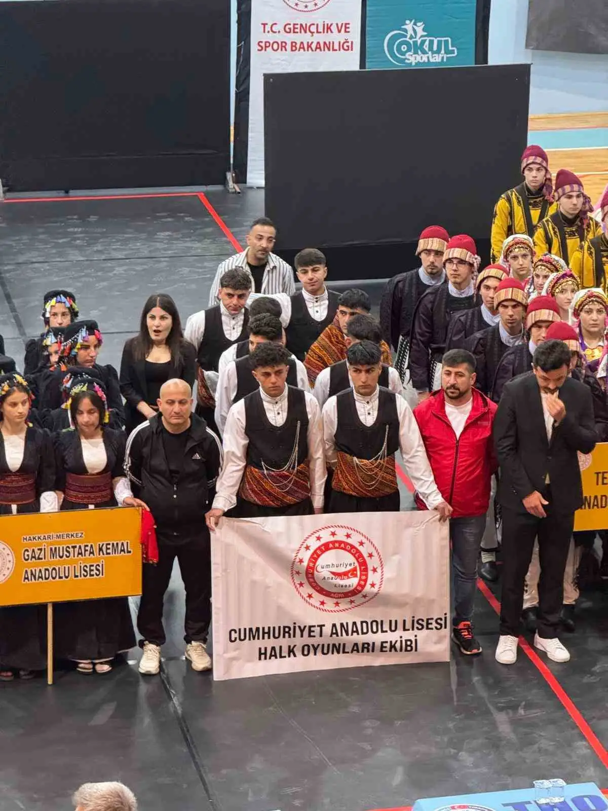 Ağrı’nın gururu Cumhuriyet Anadolu Lisesi, halk oyunlarında Türkiye şampiyonu oldu 