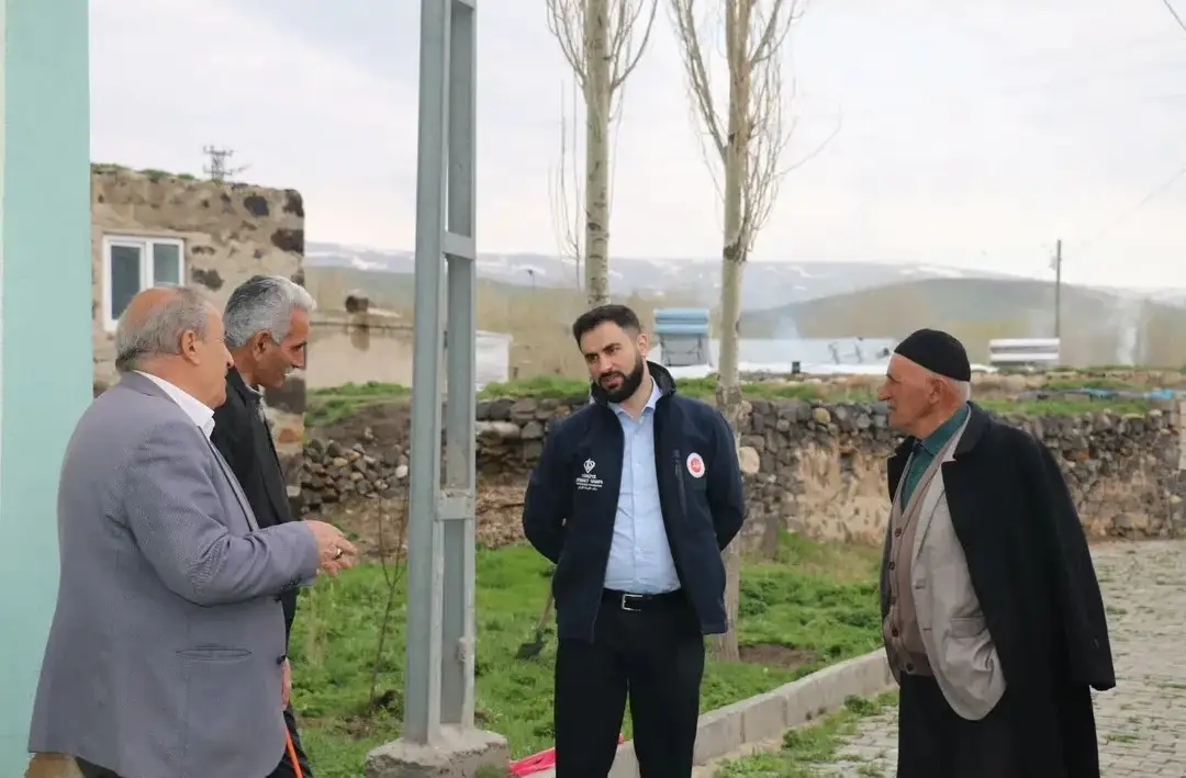 Camii bahçesi fidanlarla şenlendi 
