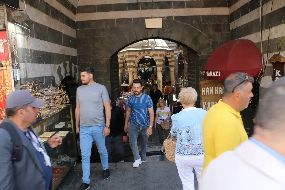 Diyarbakır’da vatandaş ve esnaf, PKK’nın fesih kararını olumlu değerlendirdi