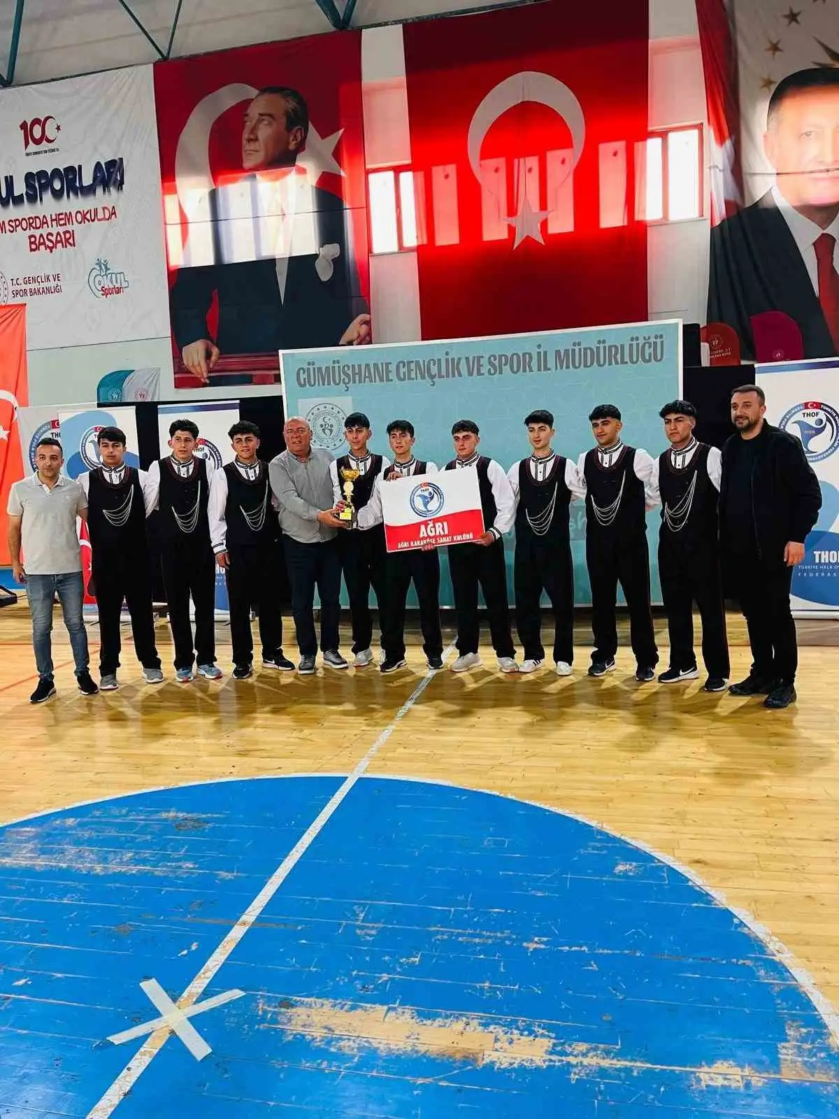 Ağrı ekibi halk oyunları bölge finallerinde birinci oldu 