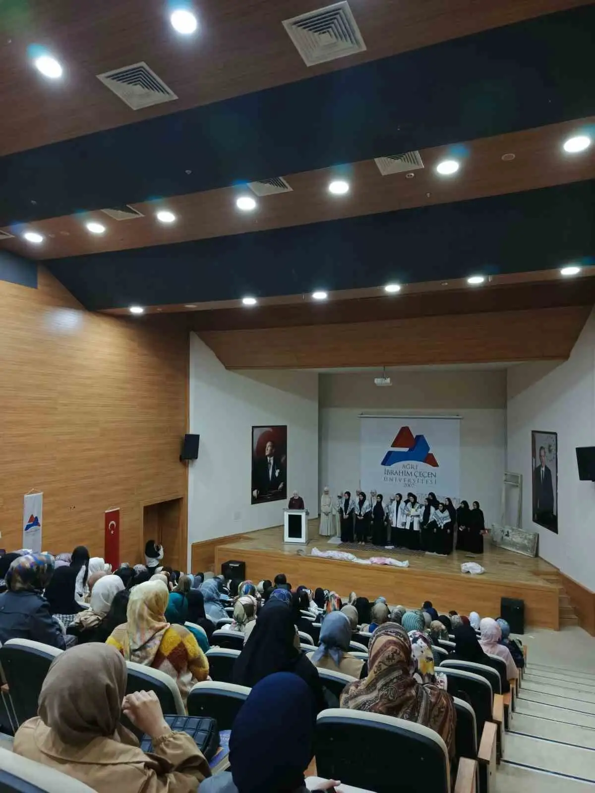 "Gazze’nin Kadınları" tiyatrosu üniversitede sahnelendi 