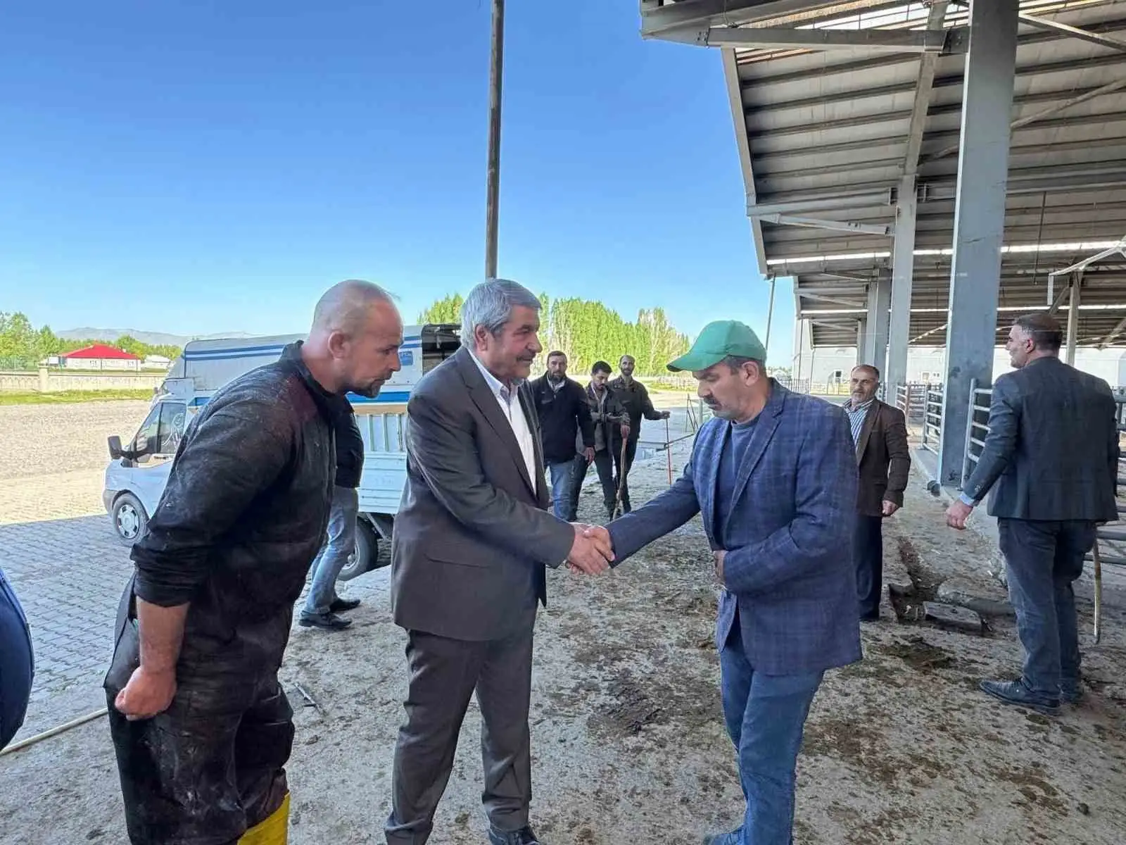 Belediye Başkanı canlı hayvan borsası ve et entegre  tesisinde incelemelerde bulundu. 