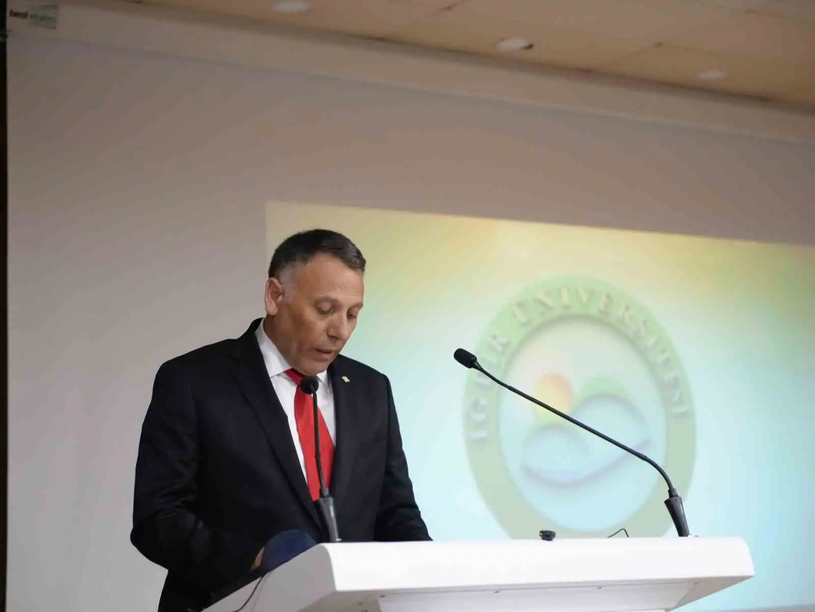 Devir-teslim töreninde rektör gözyaşlarını tutamadı 