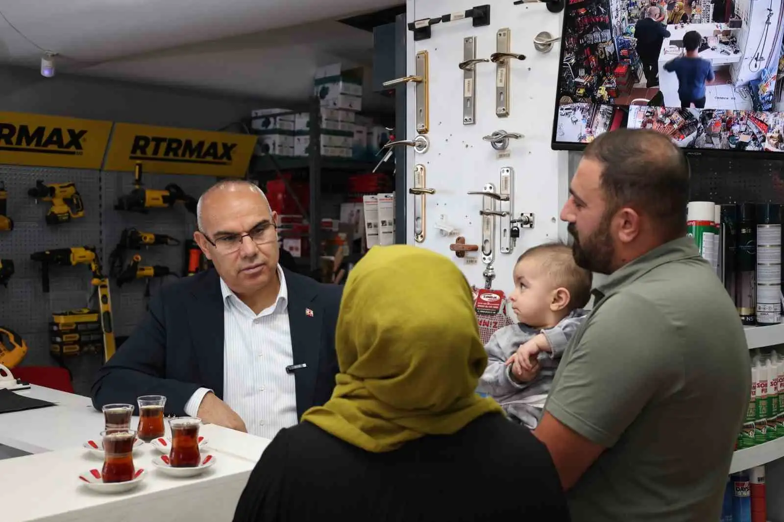 Ağrı Valisi Koç esnafı ziyaret etti, vatandaşların taleplerini dinledi 