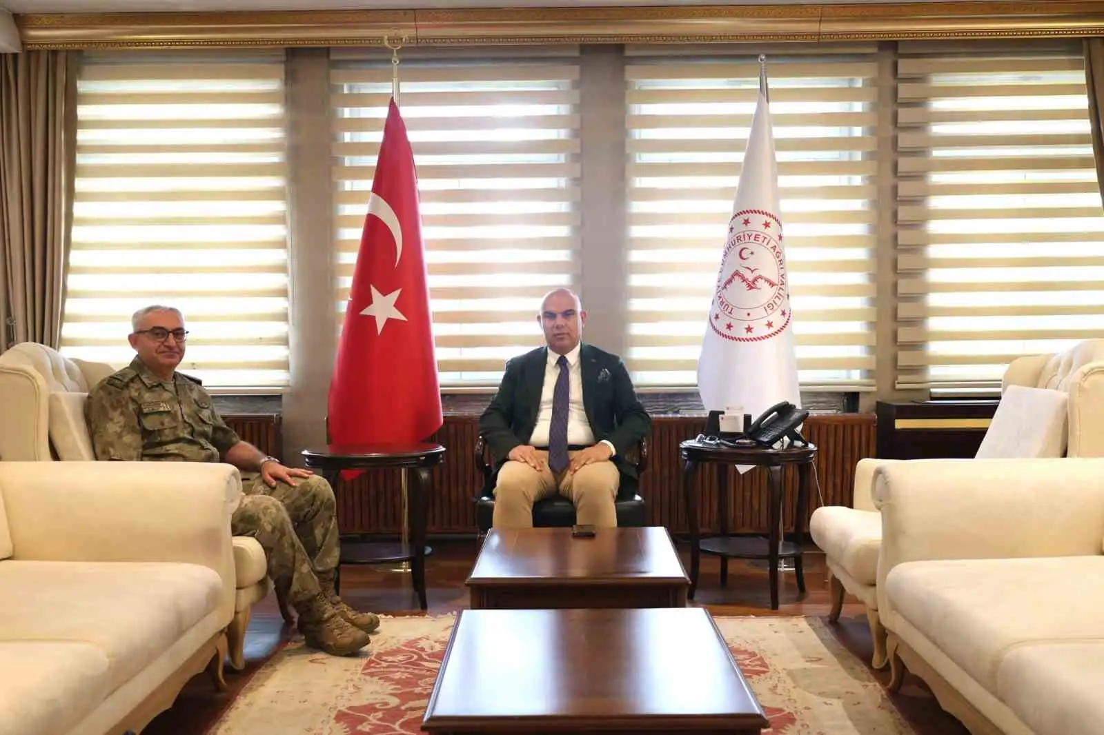 Vali Koç, Ağrı’da kurum ziyaretlerinde bulundu 