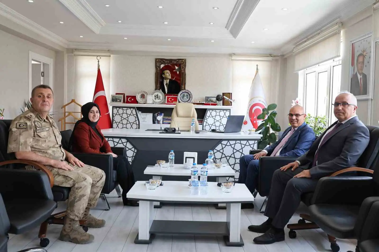 Validen kendisine uzaktan görüp el sallayan yaşlı kadına sürpriz ziyaret 