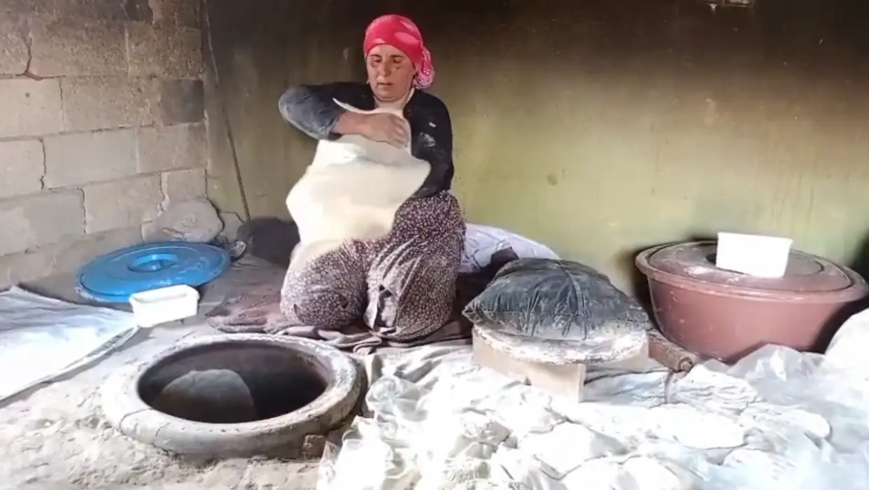 Ağrı’da geleneksel tandır ekmeği geleneği sürdürülüyor 