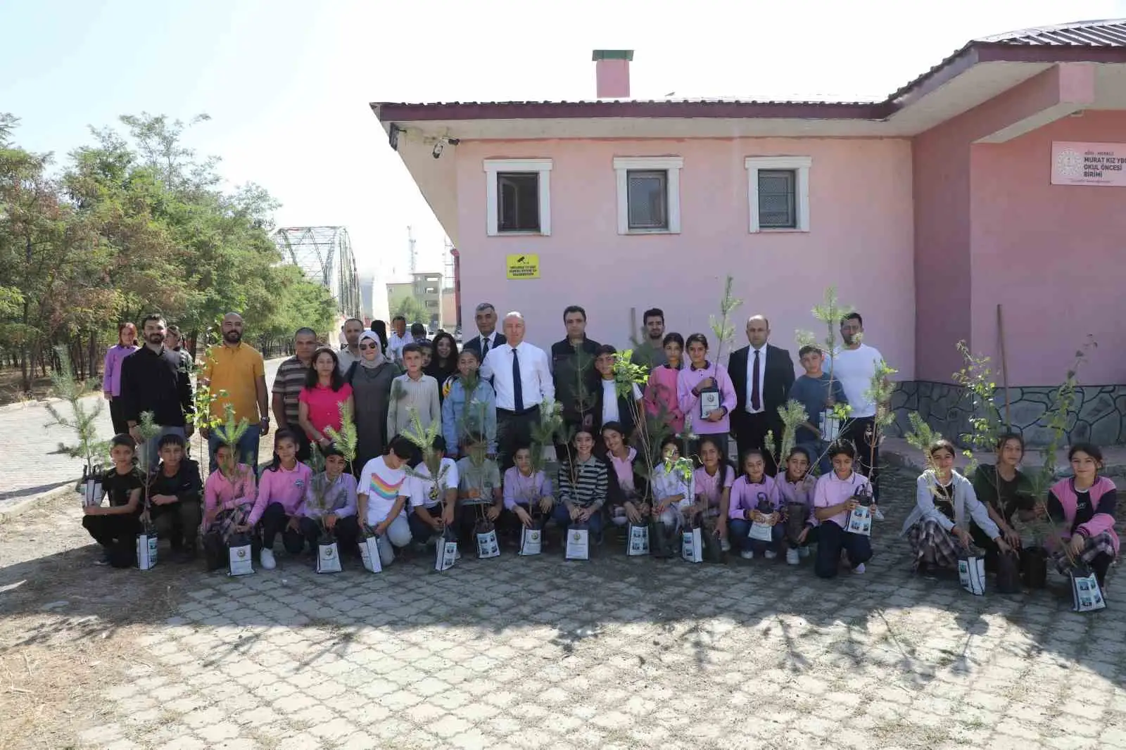 Ağrı Milli Eğitim Müdürü Kökrek, öğrencilerle birlikte ‘Yeşil Vatan’ için fidan dikti 