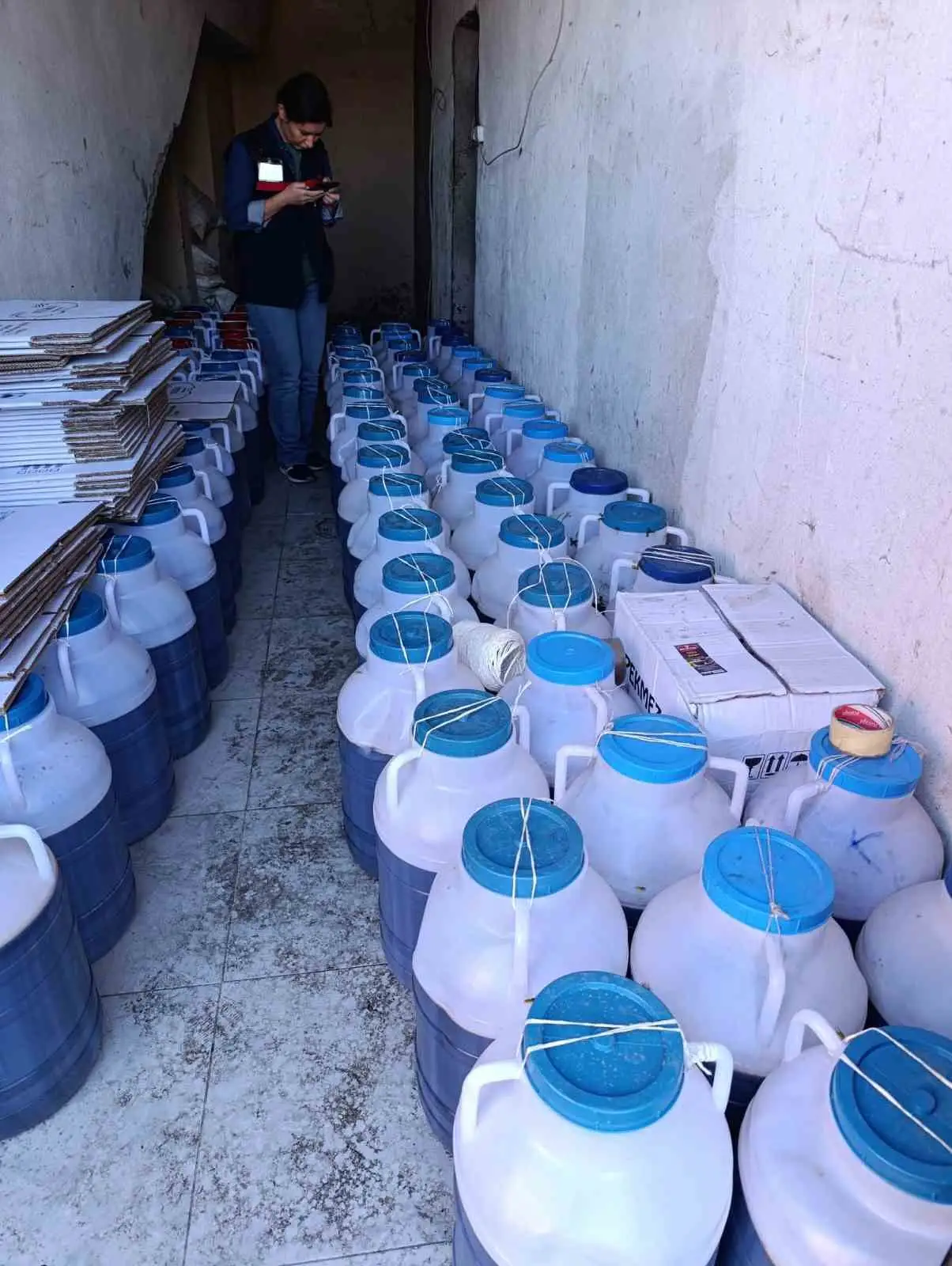 Ağrı’da ruhsatsız işletmede 5 ton 709 kilogram pekmez ele geçirildi 