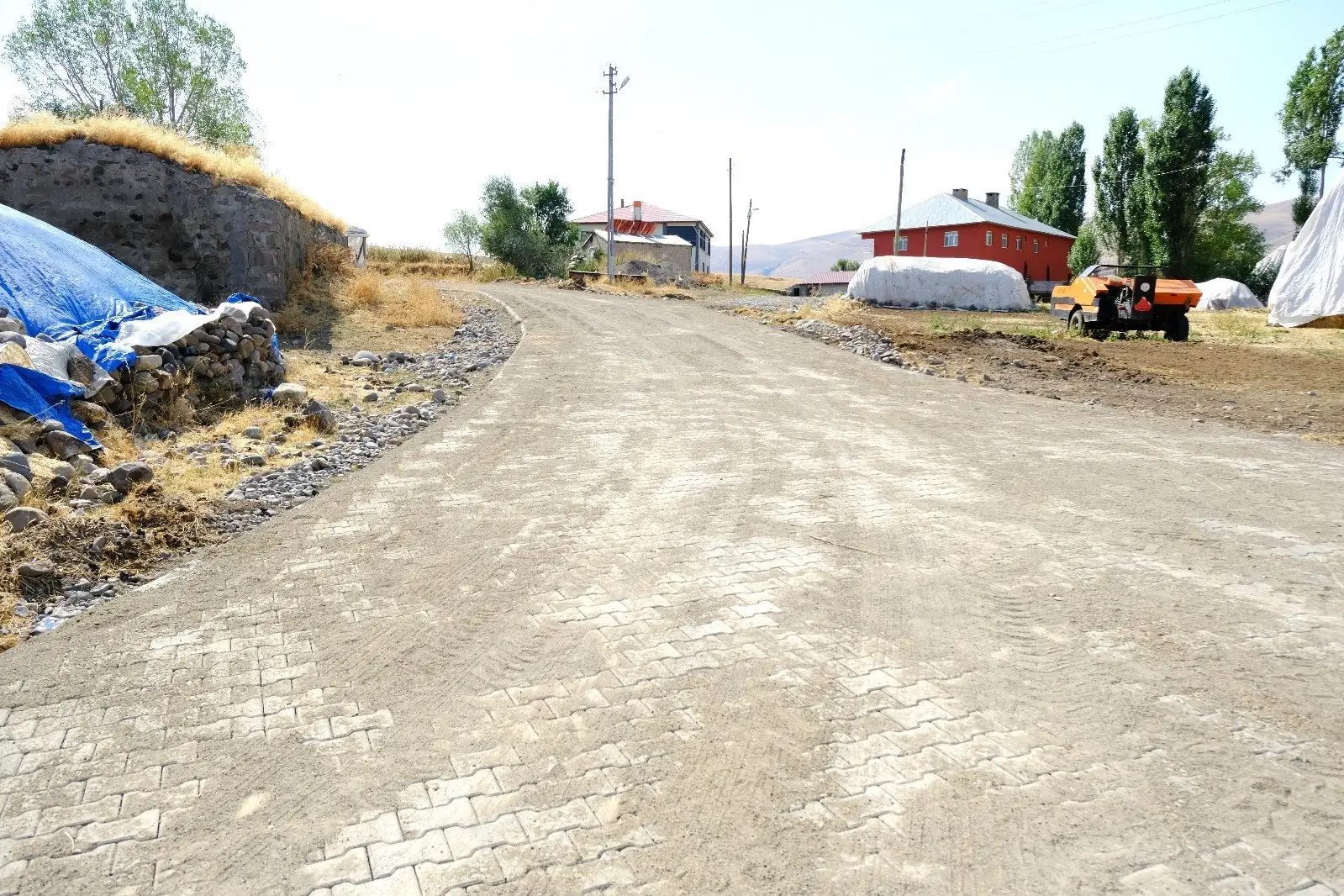 Eleşkirt Abdiköy’de 2 bin metrekare kilit parke taşı döşendi 