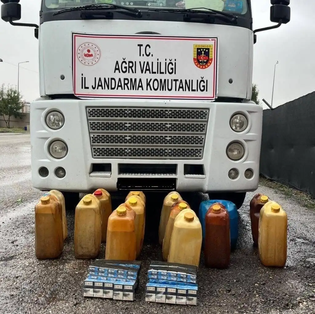 Ağrı’da yol kontrolünde kaçak akaryakıt ve sigara ele geçirildi 