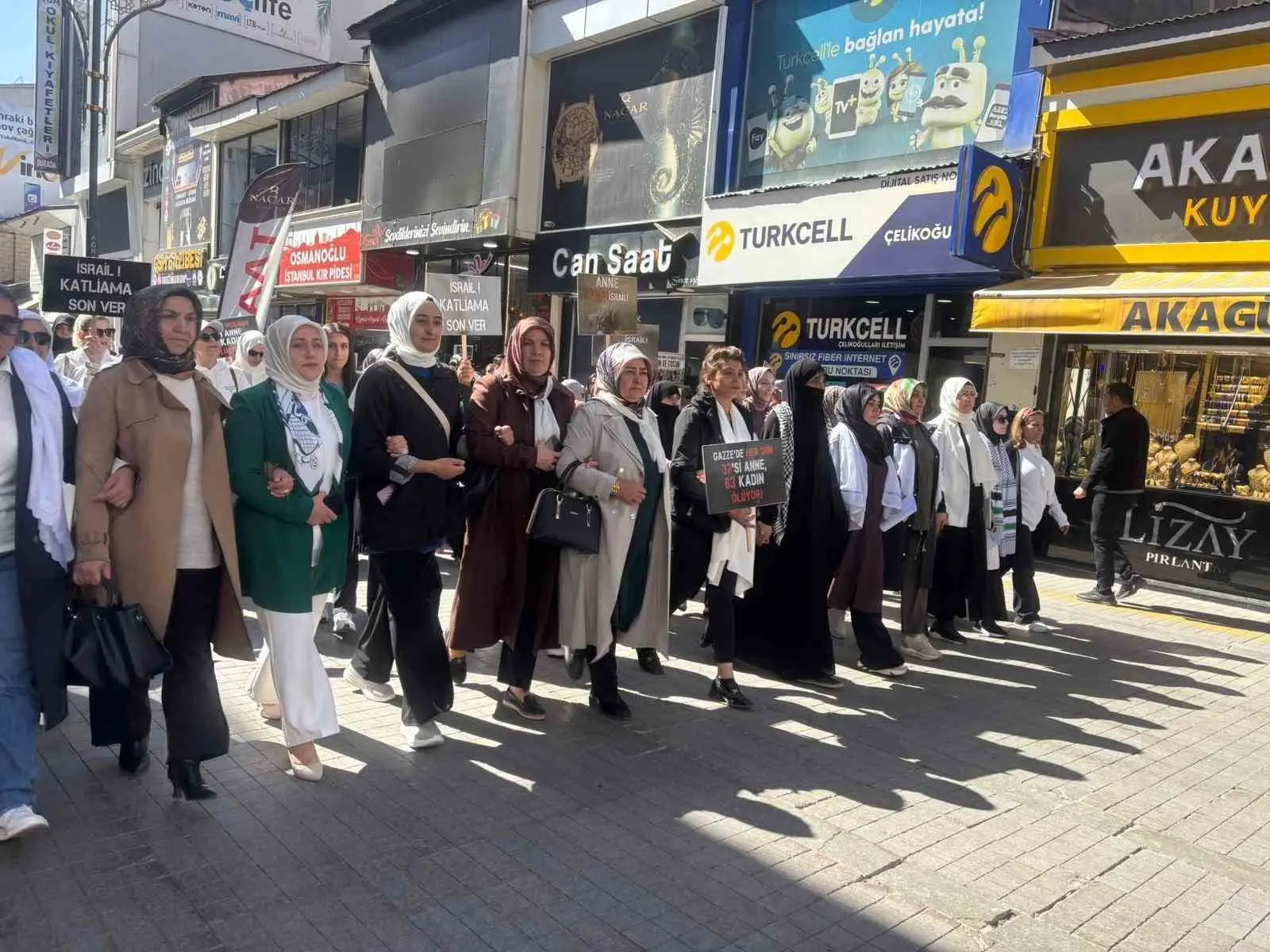 Ağrı’da kadınlar Gazze’ye destek için sessiz zincir oluşturdu 