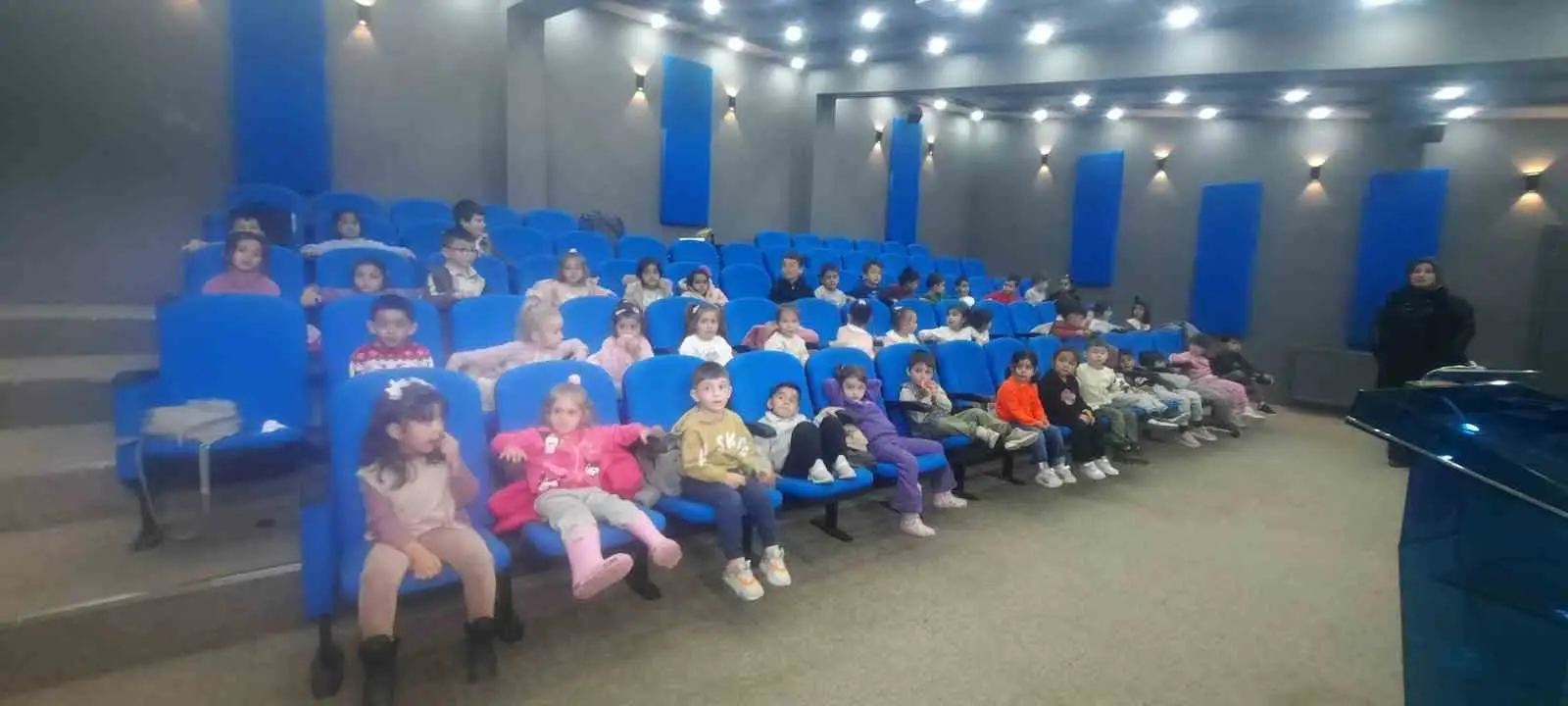 Anaokulu öğrencilerine sinema keyfi